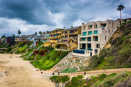 View of houses on cliffs above the Pacific Ocean from Inspiration Point in Corona del Mar, California.のeditorial素材