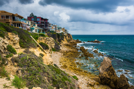 View of houses on cliffs above the Pacific Ocean from Inspiration Point in Corona del Mar, California.のeditorial素材
