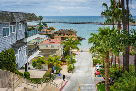 View of Fernleaf Avenue in Corona del Mar, California.のeditorial素材