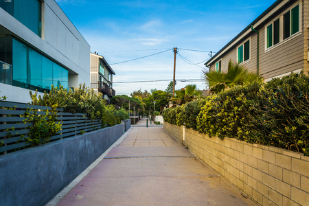 Walkway between houses in Venice Beach, Los Angeles, California.の写真素材