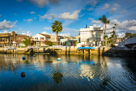 Boats and houses along Beacon Bay, in Newport Beach, California.のeditorial素材