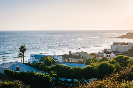 View of houses along the Pacific Ocean, in Malibu, California.のeditorial素材