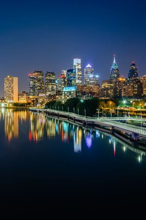 The Philadelphia skyline and Schuylkill River at night, seen from the South Street Bridge in Philadelphia, Pennsylvania.のeditorial素材