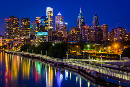 The Philadelphia skyline and Schuylkill River at night, seen from the South Street Bridge in Philadelphia, Pennsylvania.のeditorial素材