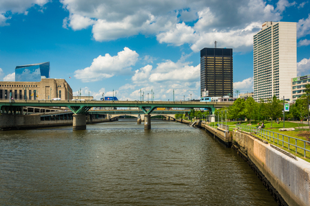 Bridges and buildings on the Schuylkill River in Philadelphia, Pennsylvania.のeditorial素材