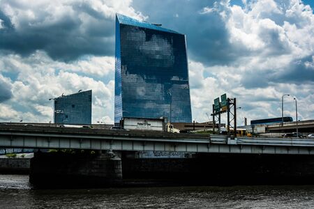 Bridge and buildings along the Schuylkill River in Philadelphia, Pennsylvania.のeditorial素材