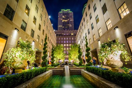 Fountains and buildings at Rockefeller Center at night, in Midtown Manhattan, New York.のeditorial素材