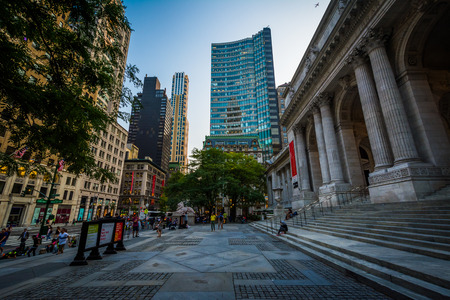 The New York Public Library and buildings in Midtown Manhattan, New York.のeditorial素材