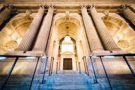 The New York Public Library at night, in Midtown Manhattan, New York.のeditorial素材
