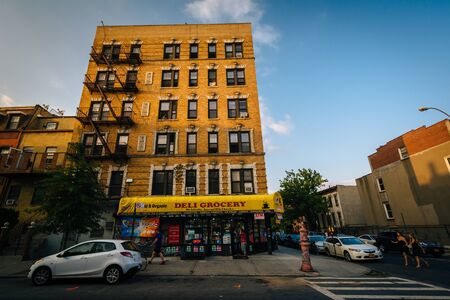 Grocery store in Williamsburg, Brooklyn, New York.のeditorial素材