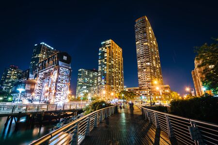 Walkway and Long Island City at night, seen from Gantry Plaza State Park, Queens, New York.のeditorial素材