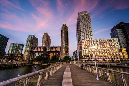 Pier and Long Island City at sunset, seen from Gantry Plaza State Park, Queens, New York.のeditorial素材