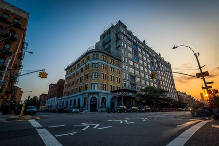 Sunset seen at the intersection of Broadway and Berry Street in Williamsburg, Brooklyn, New York.のeditorial素材
