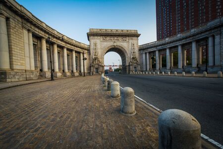 Entrance to the Manhattan Bridge, in the Lower East Side, Manhattan, New York.のeditorial素材