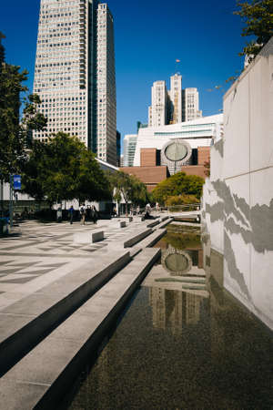 Pool and buildings at Yerba Buena Gardens, in San Francisco, California.のeditorial素材