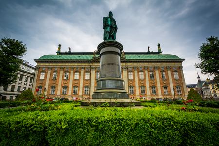 Statue of Axel Oxenstierna and Riddarhuset, the House of Nobility, in Galma Stan, Stockholm, Sweden.のeditorial素材
