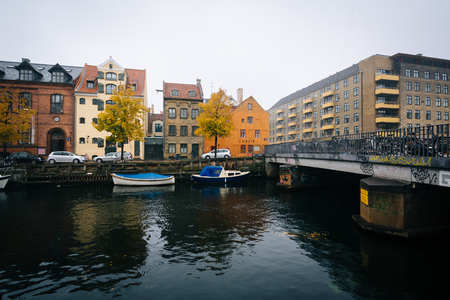 Autumn color and buildings along the Christianshavn Canal, in Christianshavn, Copenhagen, Denmark.のeditorial素材