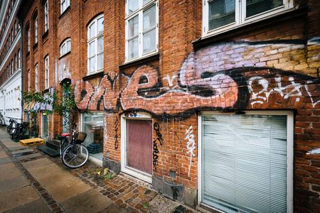 Graffiti on a building on Wesselsgade, in Copenhagen, Denmark.のeditorial素材