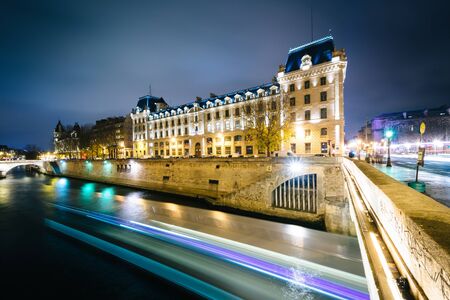 The Petit Pont and buildings along the Seine at night, in Paris, France.のeditorial素材