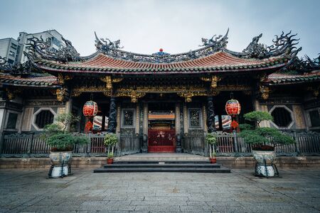 Exterior of the Longshan Temple, in Taipei, Taiwan.のeditorial素材