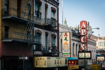 Buildings on Jackson Street, in Chinatown, San Francisco, California.のeditorial素材