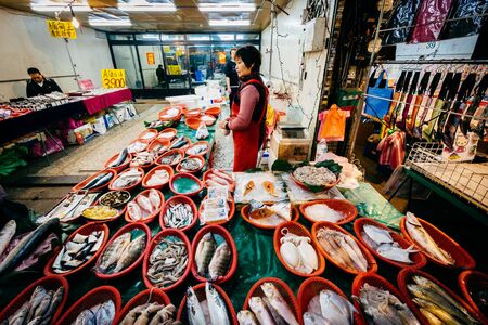 Fish vendor at a street market in the Zhongzheng District, Taipei, Taiwan.のeditorial素材
