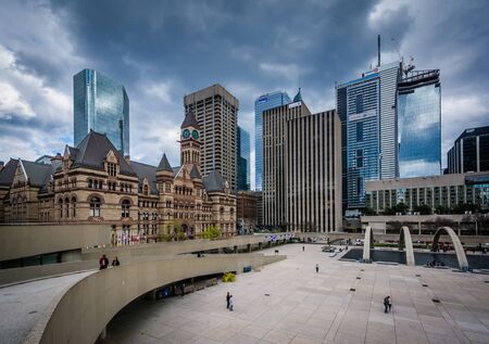 View of Nathan Phillips Square in downtown Toronto, Ontario.のeditorial素材