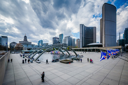 View of Nathan Phillips Square in downtown Toronto, Ontario.のeditorial素材
