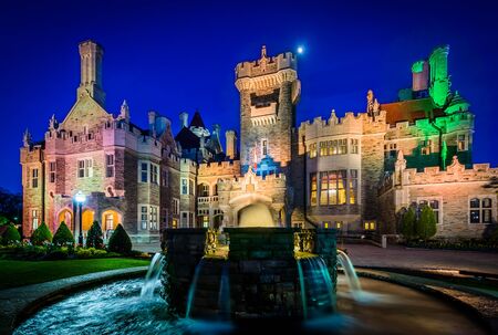 Fountain and Casa Loma at night in Midtown Toronto, Ontario.のeditorial素材