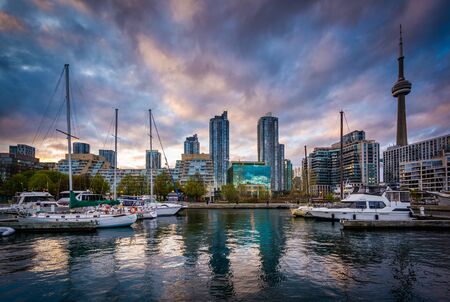 Marina and the downtown skyline at sunset, at the Harbourfront in Toronto, Ontario.のeditorial素材