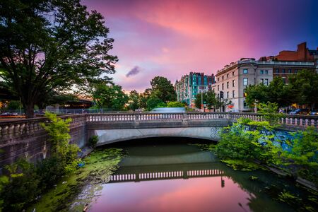 Sunset over Commonwealth Avenue at Charlesgate Park, in Back Bay, Boston, Massachusetts.の写真素材
