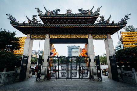 Arch at Longshan Temple, in the Wanhua District of Taipei, Taiwan.のeditorial素材