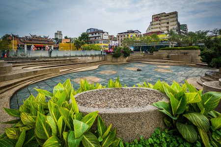Gardens at Mengxia Park, in the Wanhua District of Taipei, Taiwan.のeditorial素材