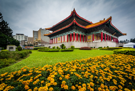 Gardens and the National Theater at Taiwan Democracy Memorial Park, in Taipei, Taiwan.のeditorial素材