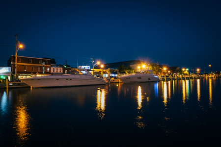 Buildings and boats along the waterfront at night, in Annapolis, Maryland.のeditorial素材
