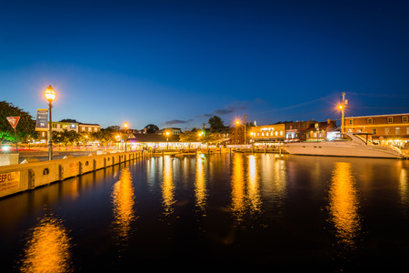 Buildings and boats along the waterfront at night, in Annapolis, Maryland.のeditorial素材
