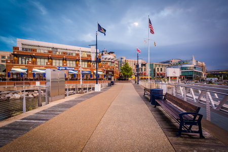 Sunset over the Potomac River, in National Harbor, Maryland.のeditorial素材