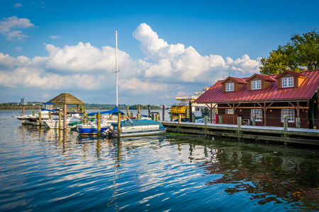 Building and docks on the Potomac River waterfront, in Alexandria, Virginia.のeditorial素材