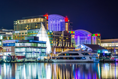 Buildings along the Potomac River waterfront at night, in National Harbor, Maryland.のeditorial素材