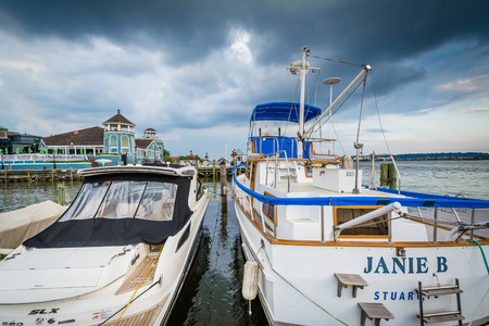 Boats docked on the Potomac River waterfront, in Alexandria, Virginia.のeditorial素材