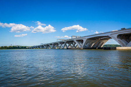 The Woodrow Wilson Bridge and Potomac River, in Alexandria, Virginia.の写真素材