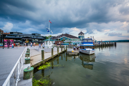 Building and docks on the Potomac River waterfront, in Alexandria, Virginia.のeditorial素材