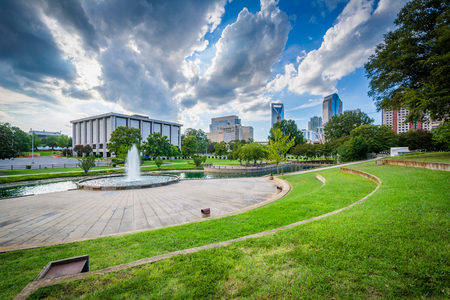 Fountain and lake at Marshall Park, in Uptown Charlotte, North Carolina.のeditorial素材