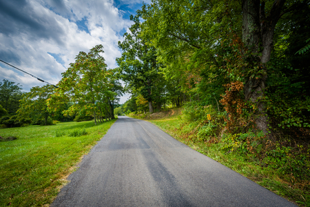 Country road in the rural Shenandoah Valley, Virginia.の写真素材
