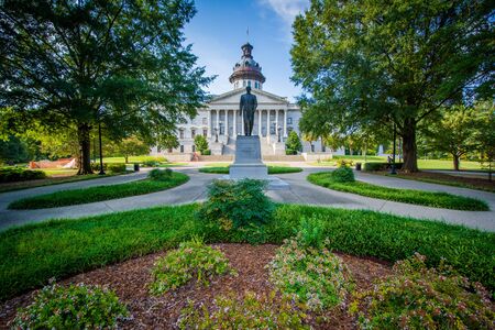 Garden and statue at the South Carolina State House in Columbia, South Carolina.のeditorial素材