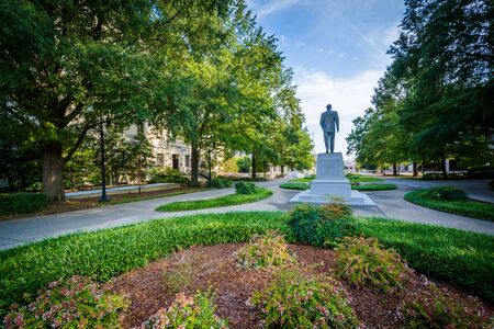 Garden and statue at the South Carolina State House in Columbia, South Carolina.のeditorial素材