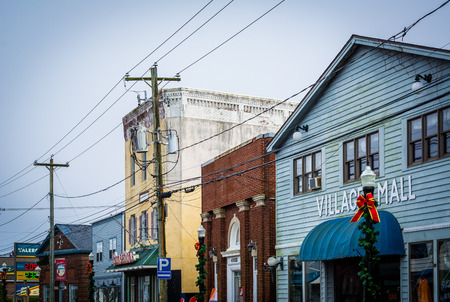 Buildings on Main Street, in Chincoteague Island, Virginia.のeditorial素材
