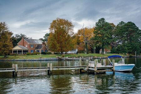 House and autumn color along the harbor in St. Michaels, Maryland.のeditorial素材