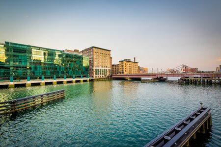 Buildings along Fort Point Channel at sunset, in Boston, Massachusetts.のeditorial素材