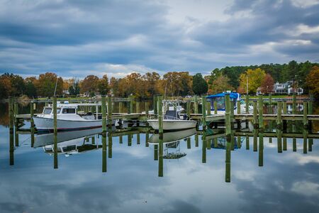 Docks and autumn color at Oak Creek Landing, in Newcomb, near St. Michaels, Maryland.のeditorial素材